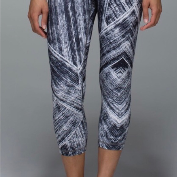 lululemon athletica Pants - Lululemon Wunder Under Crop Leggings-EUC!!